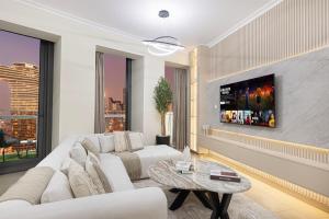 Charming 3BR Sea View 37th Floor