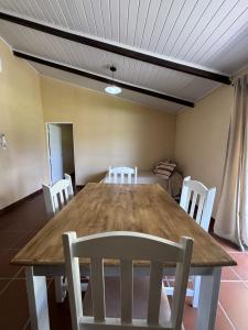 Casa con pileta y verde a 5 minutos de costanera Gchú