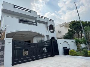 Tom's Villa House