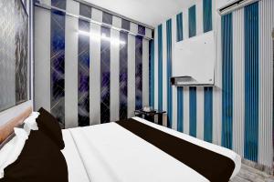 Collection O Sector 121 Gaur City Mall Noida Royal FNG