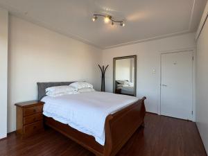 Harbourfront Apartment w Opera House & Harbour Bridge