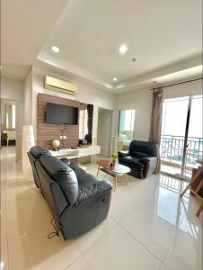 Cozy 3BR Suite Apartment with Projector, Pool, Netflix, Board games, Dart