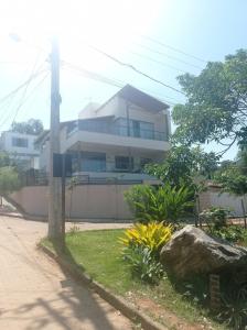 Casa com mezanino, de frente para o mar