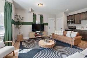 *NEW* Charm on Church ~ Cozy, Modern, Downtown Apt