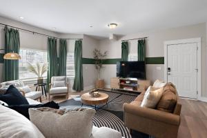 *NEW* Charm on Church ~ Cozy, Modern, Downtown Apt