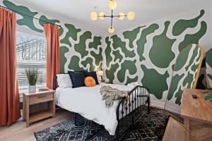 *NEW* Charm on Church ~ Cozy, Modern, Downtown Apt