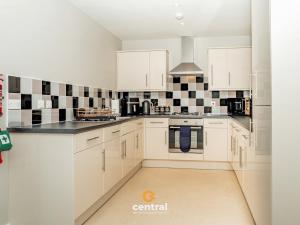 River Tay Views by CENTRAL SERVICED APARTMENTS - City Quay - 2 Bedrooms - En-Suite Bathroom - Dedicated Parking Space - Fully Equipped - Walk Away From Dundee Bus & Train Station - Close to City Centre with River Views and Balcony