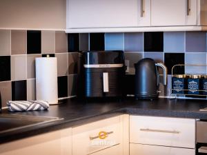 River Tay Views by CENTRAL SERVICED APARTMENTS - City Quay - 2 Bedrooms - En-Suite Bathroom - Dedicated Parking Space - Fully Equipped - Walk Away From Dundee Bus & Train Station - Close to City Centre with River Views and Balcony