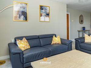 River Tay Views by CENTRAL SERVICED APARTMENTS - City Quay - 2 Bedrooms - 2 Bathrooms - Dedicated Parking Space - Fully Equipped - Walk Away From Dundee Bus & Train Station - Close to City Centre with Beautiful River Tay Views and Balcony - Lift Acce