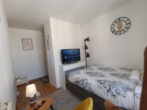 Cozy Room with Private Bathroom near Paris LaDefense Arena