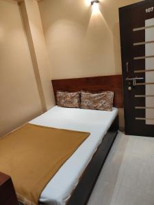 TUKARAM HOTEL only 1 minute distance from Dwarkamai