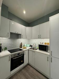 Best Location! Modern Apartment in Heart of City!