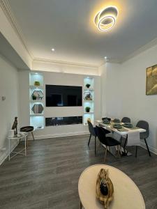 Best Location! Modern Apartment in Heart of City!