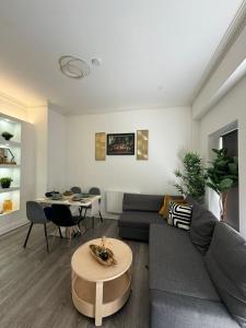 Best Location! Modern Apartment in Heart of City!