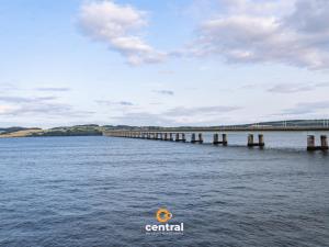 River Tay Views by CENTRAL SERVICED APARTMENTS - City Quay - 2 Bedrooms - En-Suite Bathroom - Dedicated Parking Space - Fully Equipped - Walk Away From Dundee Bus & Train Station - Close to City Centre with River Views and Balcony
