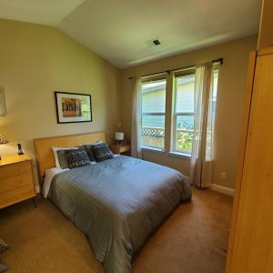 Zen by the River-3 bedroom 2 bath hot tub