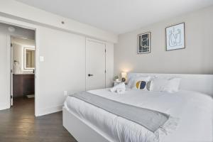 Contemporary Arlington Apartment Featuring City Views