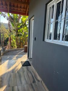 Chalé com lareira externa e vista para o Pico do Lopo