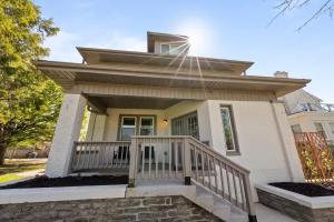 Stunning 2 BR - Parking and Walk to Park