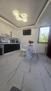 Cozy 2-Bedroom Apartment with Private Balcony- SELF CHECK-IN