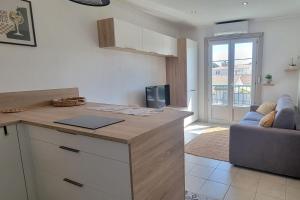 Studio with balcony near beach