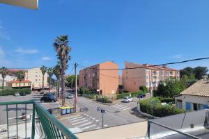 Studio with balcony near beach