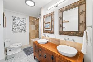 North Shore Beach House, 4BD, AC, Parking, WIFI, King Beds