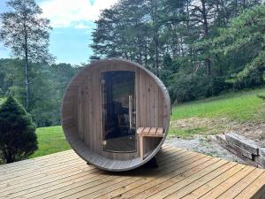 Cabin with Stargazing Dome, Sauna, Hot Tub, Pickleball, Firepit