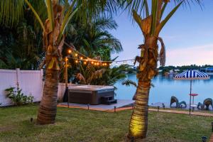 Lakefront Villa Tropical Backy