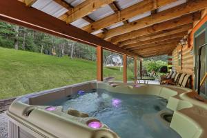 Cabin with Stargazing Dome, Sauna, Hot Tub, Pickleball, Firepit