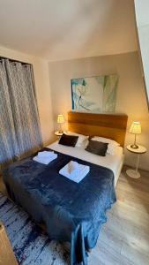 Place de lEtoile, Wagram with AC