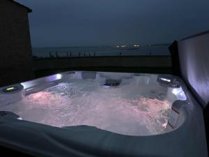 Luxury Orkney Cottage with Hot Tub