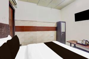 Collection O Johri Enclave Metro Station Second Home