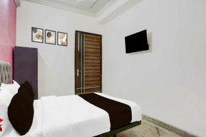 Collection O Johri Enclave Metro Station Second Home