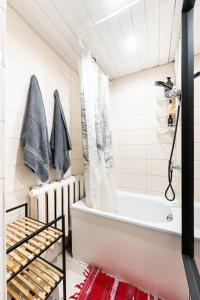 Home cinema - 2-bed, 2-bath - Free Private Parking