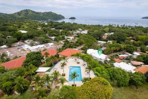 Modern Top-Floor Condo with Panoramic Views and Community Pool - 4-Sterne-Hotels in Coco