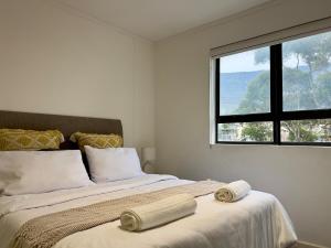 Upmarket Cape Town City Living with Mountain Views