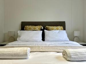 Upmarket Cape Town City Living with Mountain Views