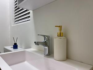 Upmarket Cape Town City Living with Mountain Views