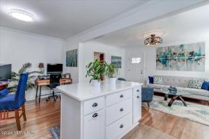 Jacksonville Hideaway Modern Pet-Friendly