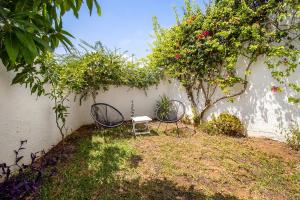 Cozy 2BR Flat with Terrace & Pool