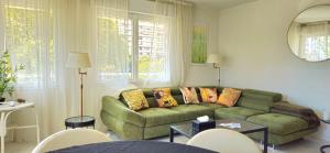 Spacious 3 room close to tram and amenities