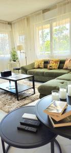 Spacious 3 room close to tram and amenities