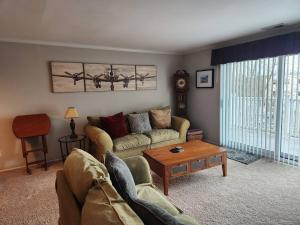 Beautiful 2BR Apartment w Office Area