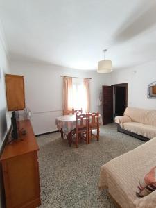 Centro y playa "Solo parejas o familias"