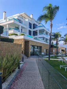 Luxury apartment with sea view and private pool at Santa Barbara Heights