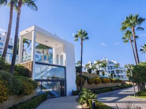Luxury apartment with sea view and private pool at Santa Barbara Heights