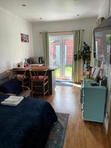 The Cherry Hill Studio - Kitchenette, bathroom, parking and lovely garden