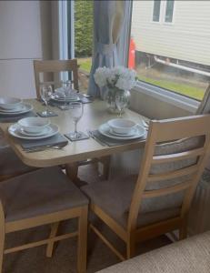 8 birth Diamond rated Caravan, en-suite, with decking at Parkdean resorts, Southview holiday park