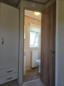 8 birth Diamond rated Caravan, en-suite, with decking at Parkdean resorts, Southview holiday park